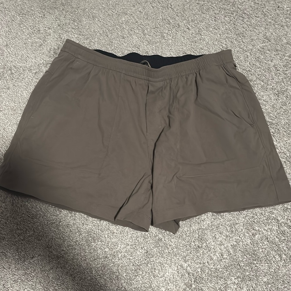 Lululemon 5” Shorts – Men’s XXL Tan/Gray